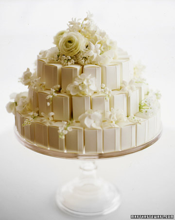 I just love the centerpieces in this rustic Italian display