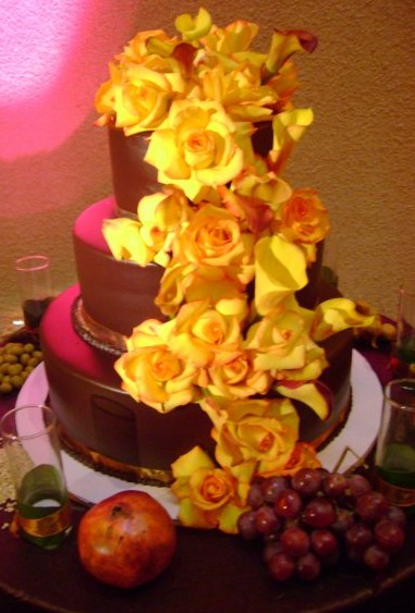 Gorgeous wedding cake with fresh flowers