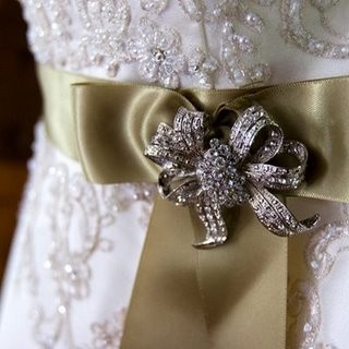 Beautiful brooches to spice up your Wedding Gown